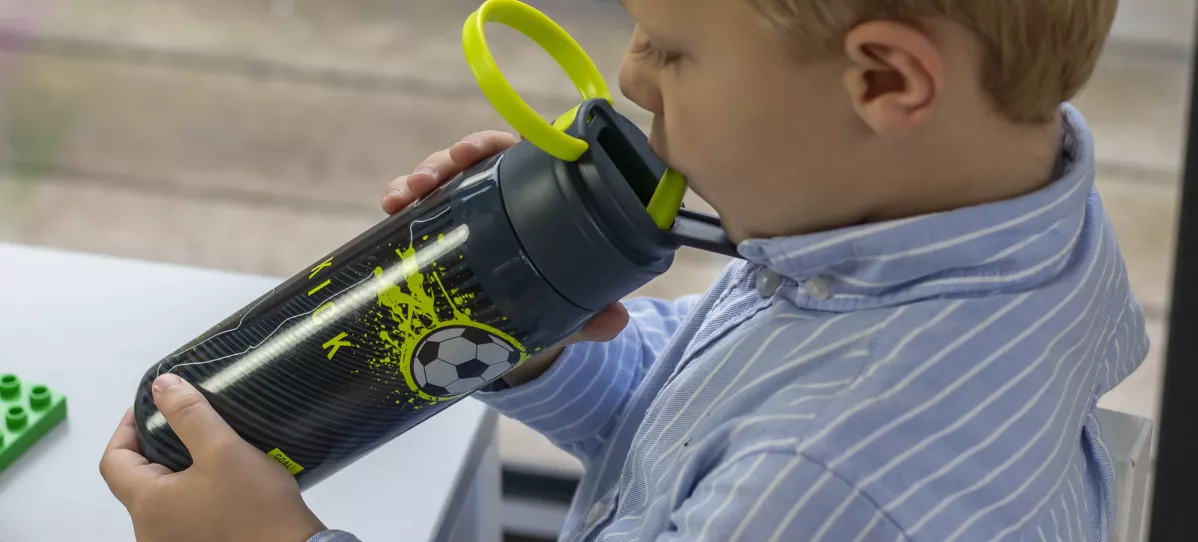 Kind drinkt van LunchBuddies Waterfles