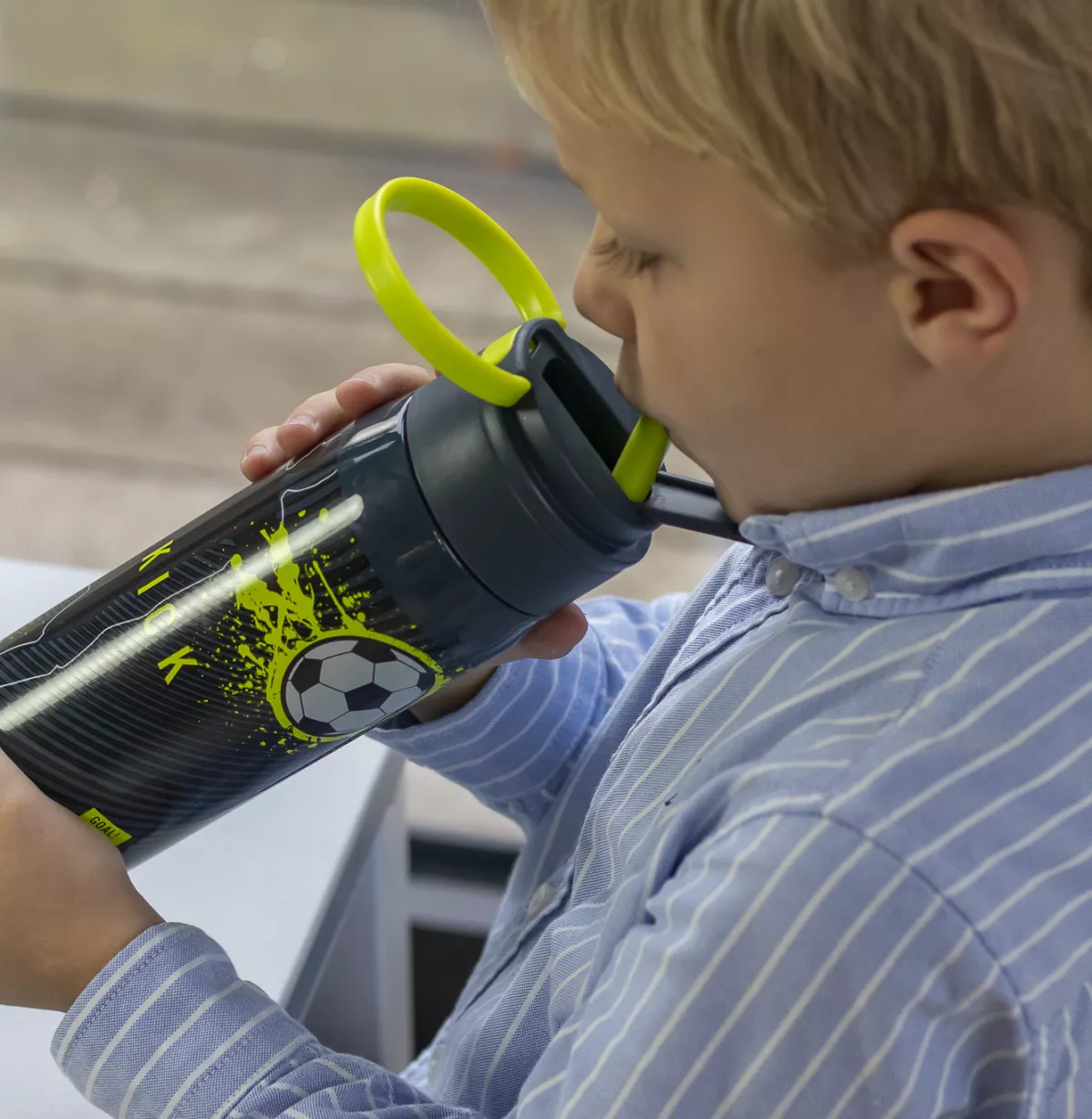 Kind drinkt van LunchBuddies Waterfles