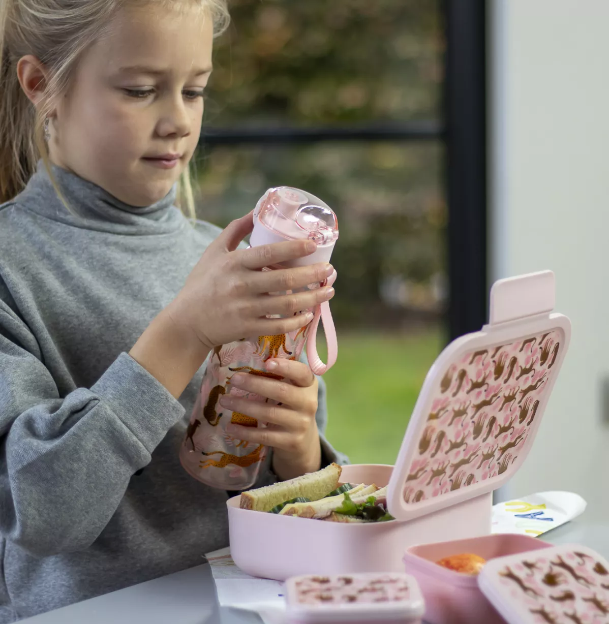 Meisje open drinkfles van Lunch Buddies